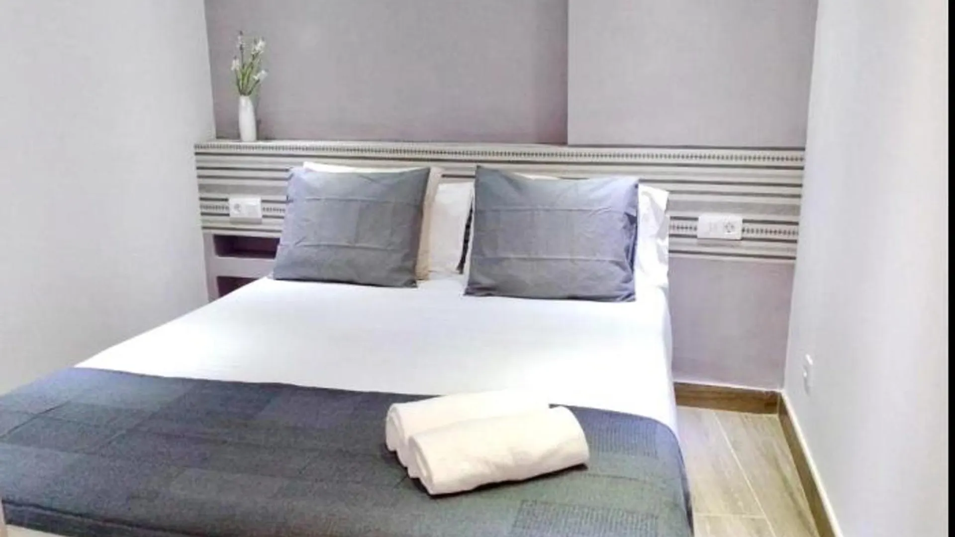 Apartamento Renovado Con 2 Habitaciones En El Corazon De Barcelona - Es-341-3 0*,  Spain