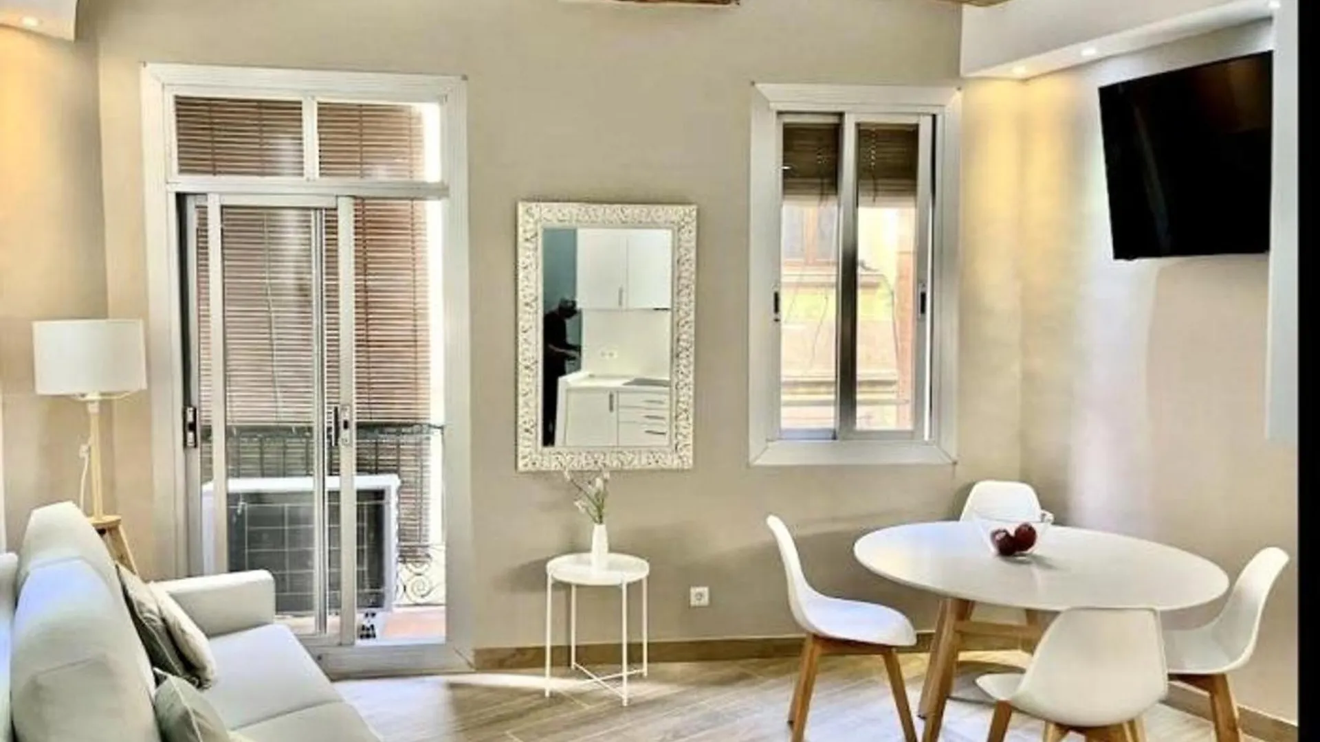 Apartamento Renovado Con 2 Habitaciones En El Corazon De Barcelona - Es-341-3 contacts